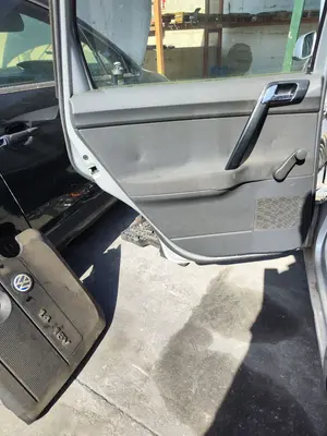Foto de GUARNECIDO PUERTA TRASERA IZQUIERDA VOLKSWAGEN POLO IV (9N1) 1.4 16V (75 CV / 55 KW) referencia 6Q6867211FRFKZ