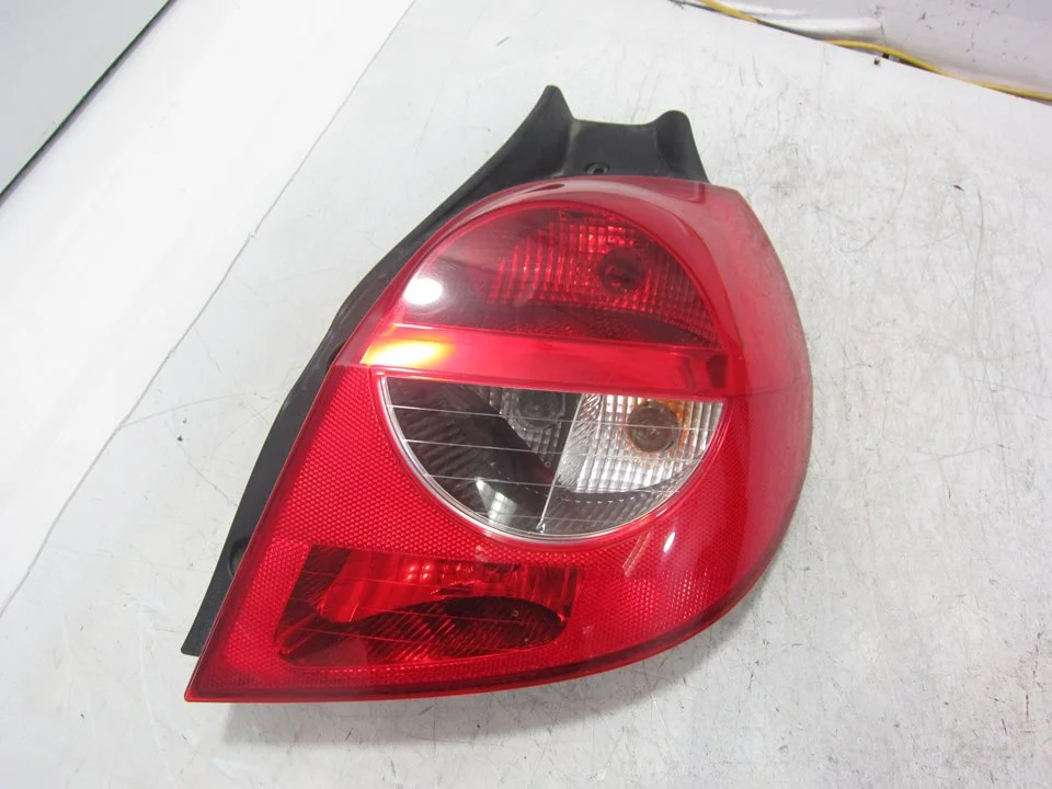 Foto de PILOTO TRASERO DERECHO RENAULT CLIO III 1.5 dCi Diesel (106 CV / 78 KW) referencia 89035080