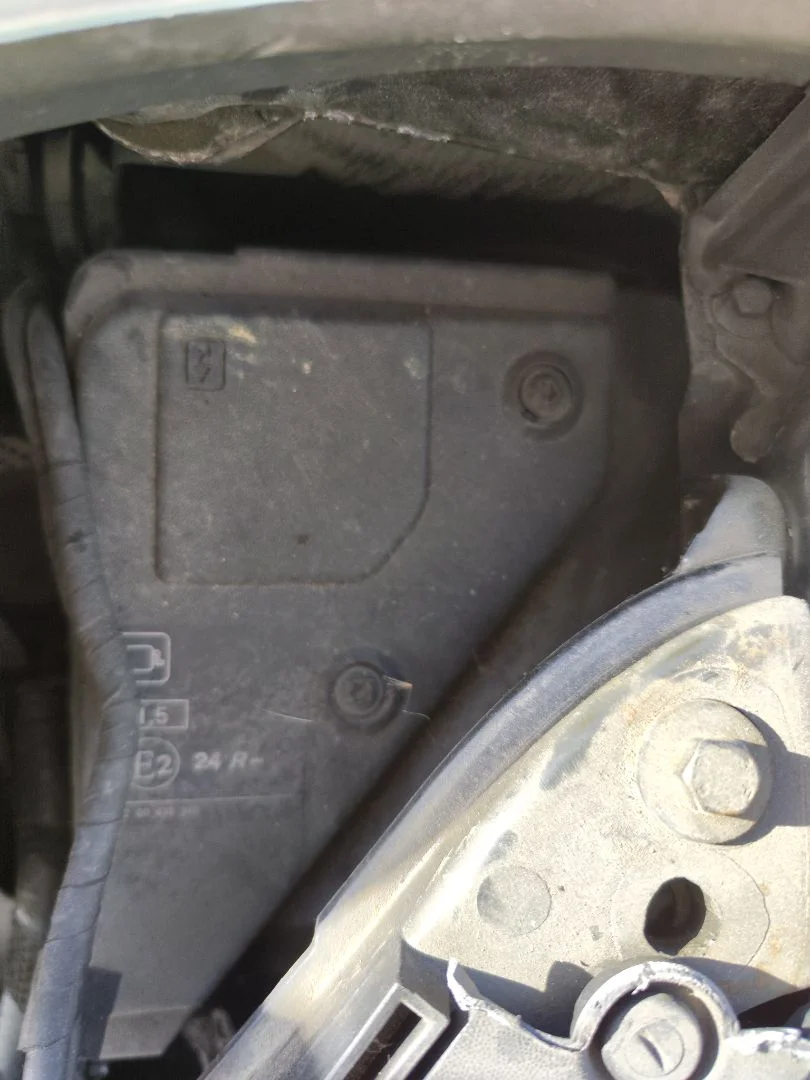 Foto de CAJA RELES / FUSIBLES RENAULT SCENIC II (JM) 1.5 dCi Diesel (106 CV / 78 KW)