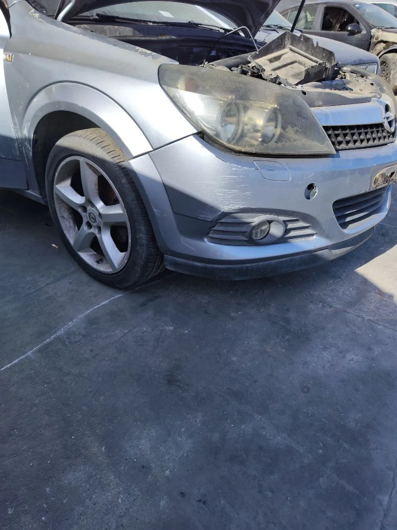 Foto de PARAGOLPES DELANTERO OPEL ASTRA H GTC 1.7 16V CDTI (101 CV / 74 KW)