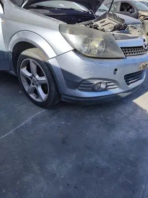 Foto de PARAGOLPES DELANTERO OPEL ASTRA H GTC 1.7 16V CDTI (101 CV / 74 KW)