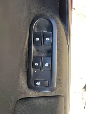 Foto de MANDO ELEVALUNAS DELANTERO IZQUIERDO RENAULT MEGANE II BERLINA 5P 1.5 dCi Diesel (106 CV / 78 KW)