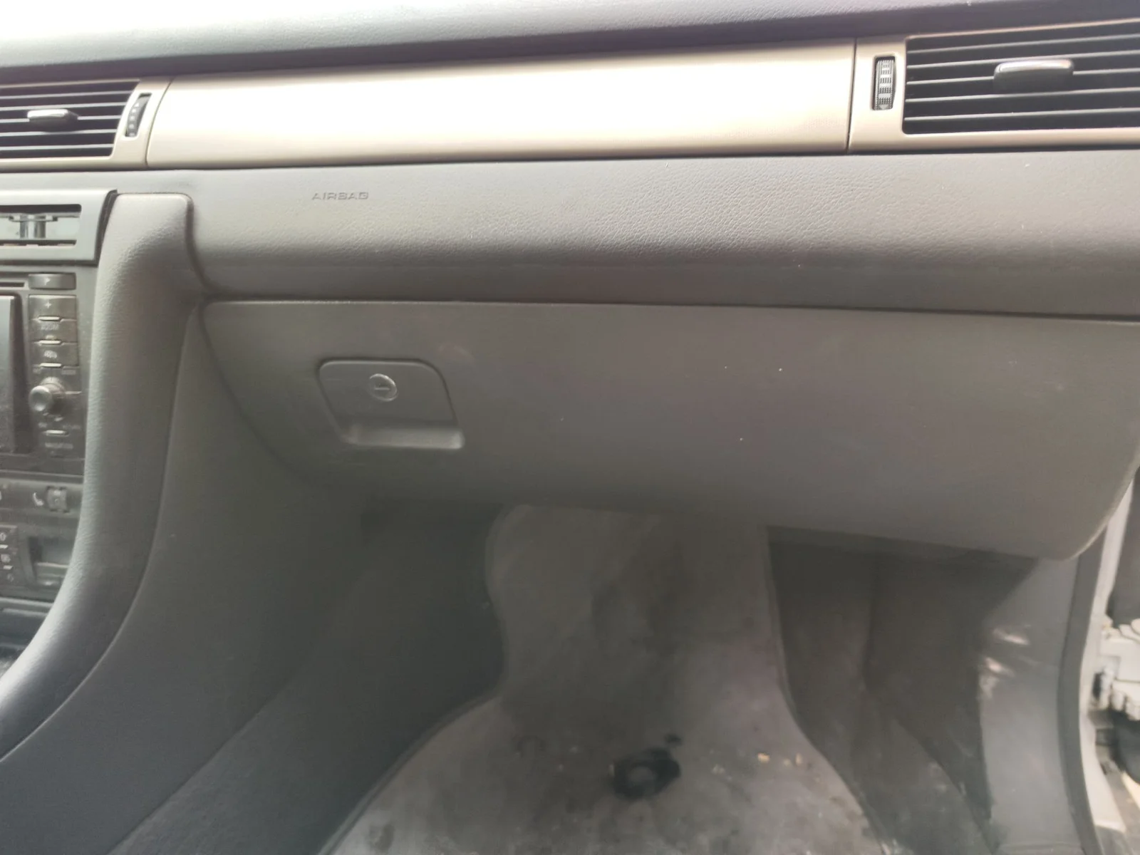 Foto de GUANTERA AUDI A6 BERLINA (4B2) 2.5 V6 24V TDI (150 CV / 110 KW)