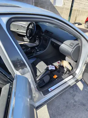 Foto de GOMAS CONTORNO PUERTA AUDI A4 AVANT (8E) 3.0 V6 24V TDI (233 CV / 171 KW)