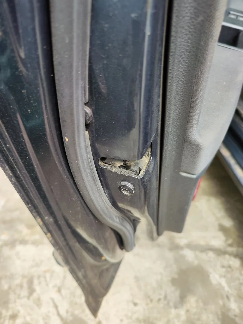 Foto de CERRADURA PUERTA DELANTERA IZQUIERDA VOLKSWAGEN POLO IV (9N1) 1.4 16V (75 CV / 55 KW) referencia 7E1837015A