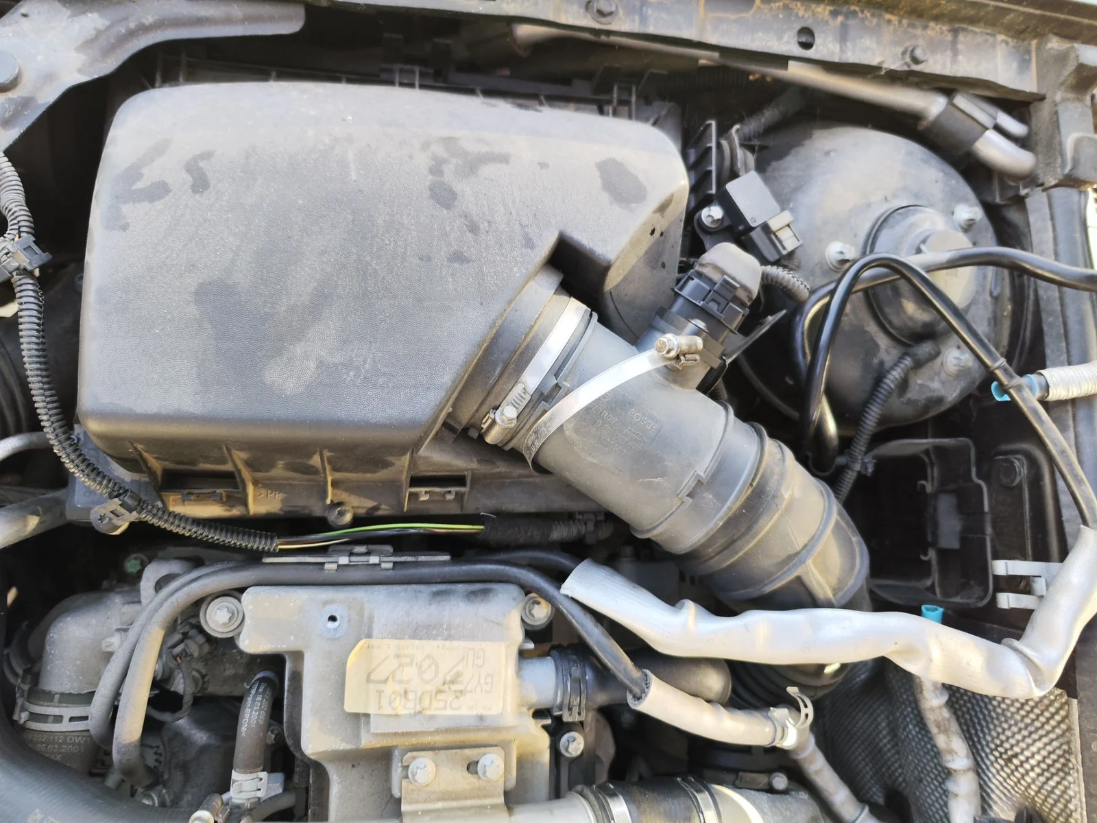 Foto de CAJA FILTRO AIRE OPEL VECTRA C BERLINA 2.2 16V DTI CAT (Y 22 DTR / L50) (125 CV / 92 KW) referencia 13271398