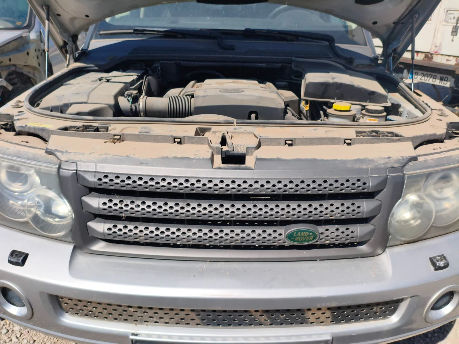 Foto de REJILLA DELANTERA LAND ROVER RANGE ROVER SPORT 4.4 V8 CAT (299 CV / 220 KW)