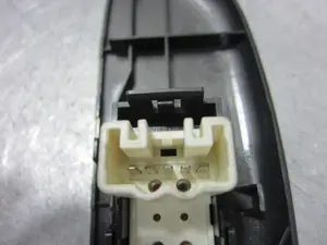Foto de MANDO ELEVALUNAS DELANTERO DERECHO TOYOTA YARIS (NCP1/NLP1/SCP1) 1.0 CAT (68 CV / 50 KW) referencia 8481012080 foto 3