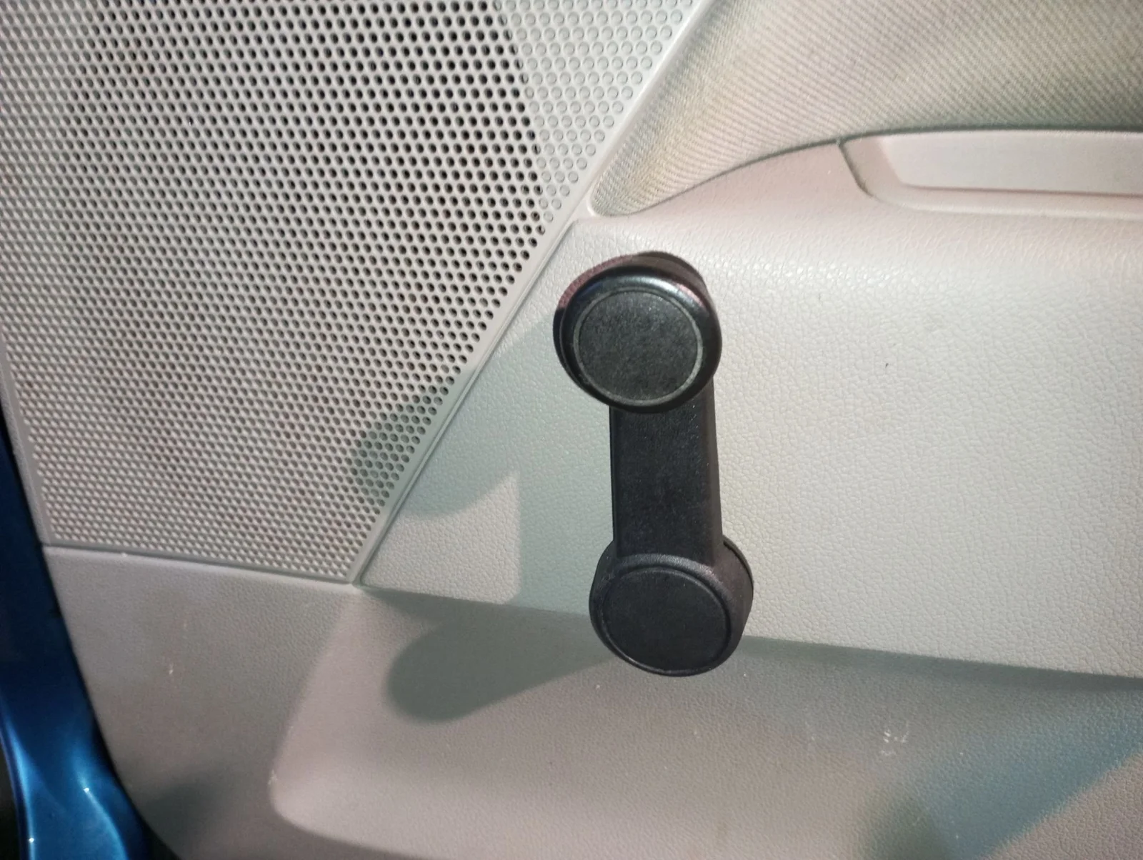 Foto de MANETA ELEVALUNAS TRASERA DERECHA FORD FIESTA (CBK) 1.25 16V CAT (69 CV / 51 KW)