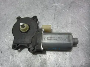 Foto de MOTOR ELEVALUNAS TRASERO DERECHO VOLVO XC90 2.4 Diesel CAT (185 CV / 136 KW) referencia 0130821776 foto 1