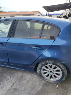 Foto de PUERTA TRASERA IZQUIERDA BMW SERIE 1 BERLINA (E81/E87) 2.0 16V Diesel CAT (122 CV / 90 KW) referencia 41527191017