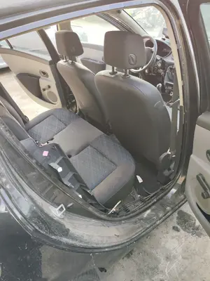 Foto de GOMAS CONTORNO PUERTA RENAULT CLIO III 1.2 16V (75 CV / 55 KW)