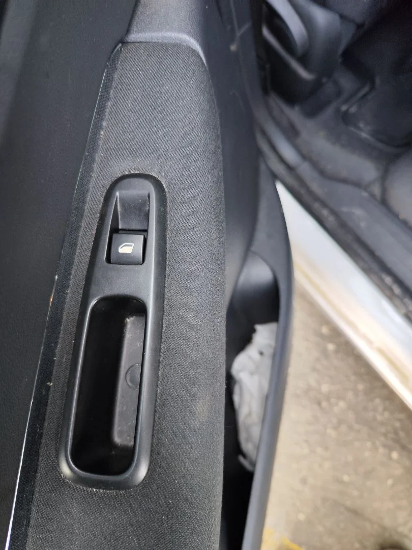 Foto de MANDO ELEVALUNAS TRASERO IZQUIERDO PEUGEOT 3008 1.6 Blue-HDI FAP (120 CV / 88 KW)
