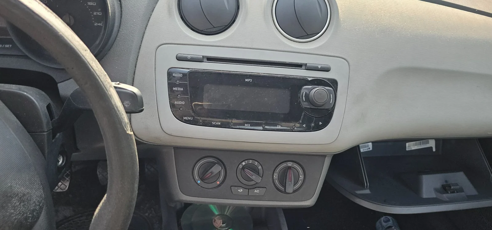 Foto de SISTEMA AUDIO / RADIO CD SEAT IBIZA BERLINA (6J5) 1.4 TDI (80 CV / 59 KW)