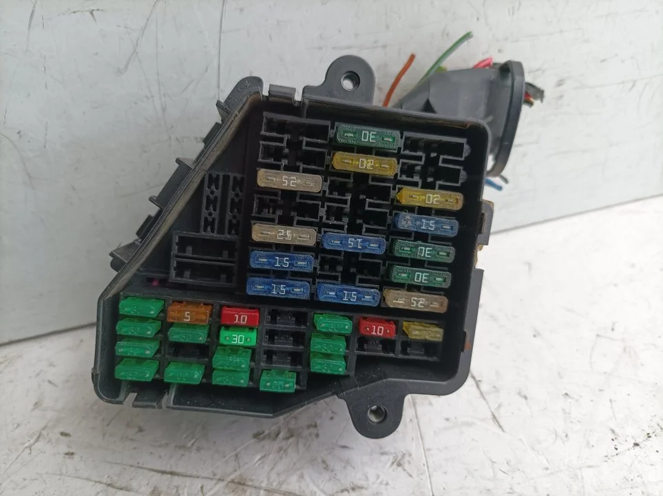 Foto de CAJA RELES / FUSIBLES VOLKSWAGEN PASSAT BERLINA (3B3) 1.9 TDI (131 CV / 96 KW) referencia 8D1941824