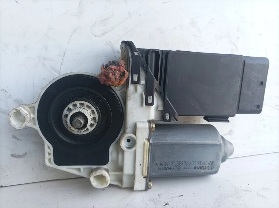 Foto de MOTOR ELEVALUNAS DELANTERO DERECHO SEAT LEON (1M1) 1.9 TDI (110 CV / 81 KW) referencia 9776101436203