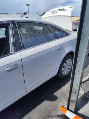 Foto de PUERTA TRASERA IZQUIERDA AUDI A6 BERLINA (4F2) 2.0 TDI (140 CV / 103 KW) referencia 4F0833051G