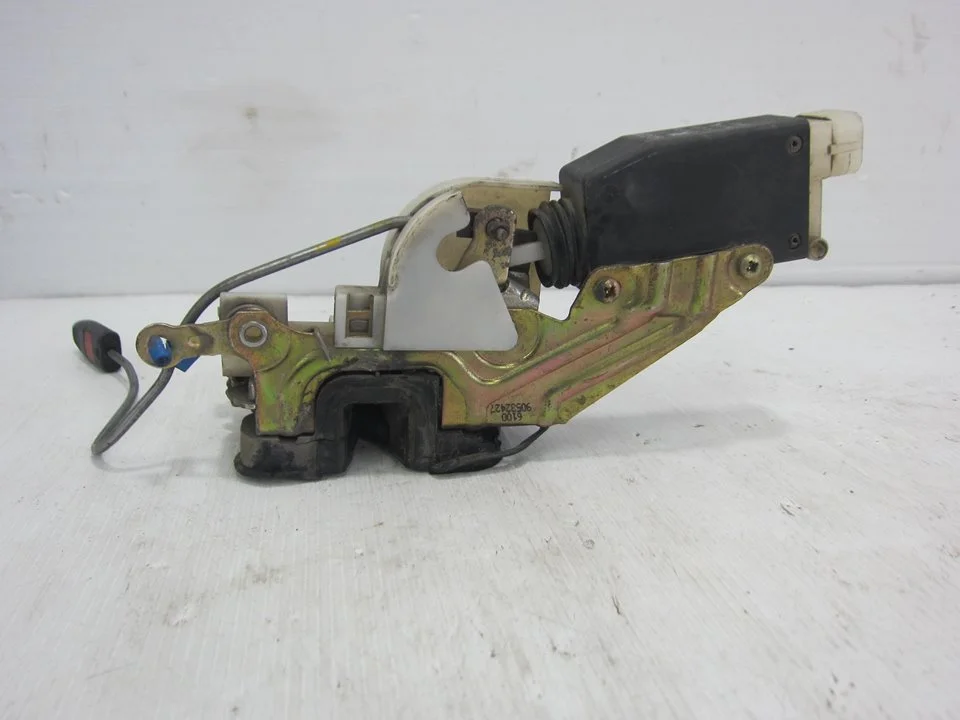 Foto de CERRADURA PUERTA DELANTERA IZQUIERDA OPEL CORSA B 1.0 12V CAT (X 10 XE / LW3) (54 CV / 40 KW) referencia 90493701