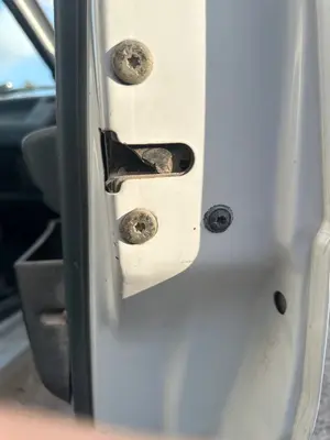 Foto de CERRADURA PUERTA DELANTERA DERECHA RENAULT RAPID /EXPRESS (F40) 1.9 Diesel (64 CV / 47 KW)
