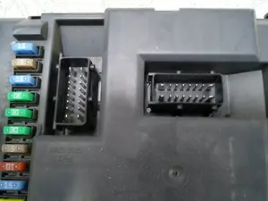 Foto de CAJA RELES / FUSIBLES CITROEN C3 1.4 HDi (68 CV / 50 KW) referencia 9674016980 foto 2