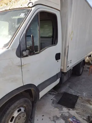 Foto de PUERTA DELANTERA IZQUIERDA IVECO DAILY FURGÓN 2.3 Diesel (97 CV / 71 KW)