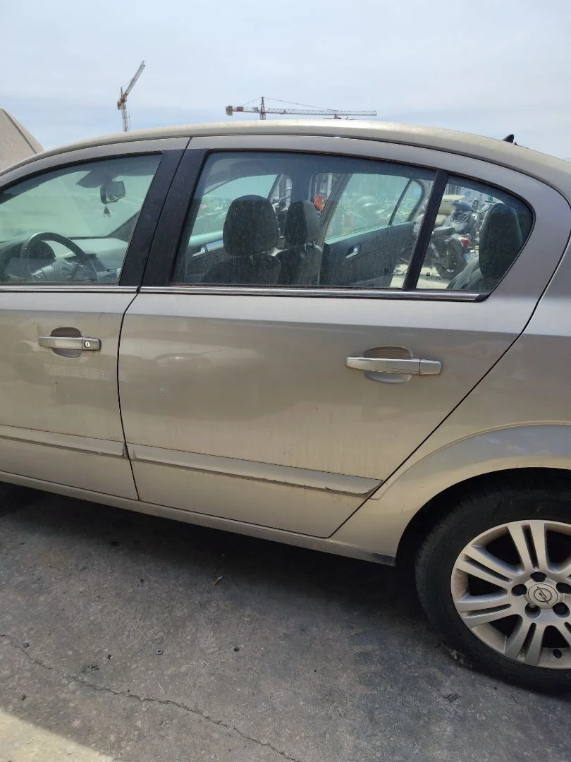 Foto de PUERTA TRASERA IZQUIERDA OPEL ASTRA H BERLINA 1.7 16V CDTI (110 CV / 81 KW) referencia 94712168