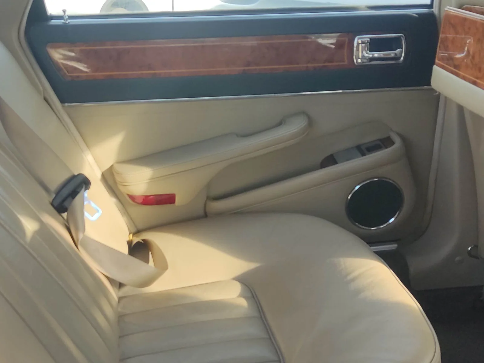 Foto de GUARNECIDO PUERTA TRASERA IZQUIERDA JAGUAR XJ 4.0 CAT (222 CV / 163 KW)