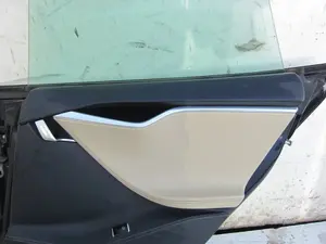 Foto de GUARNECIDO PUERTA TRASERA DERECHA TESLA MODEL S eléctrico 270 kW (367 CV / 270 KW) foto 2