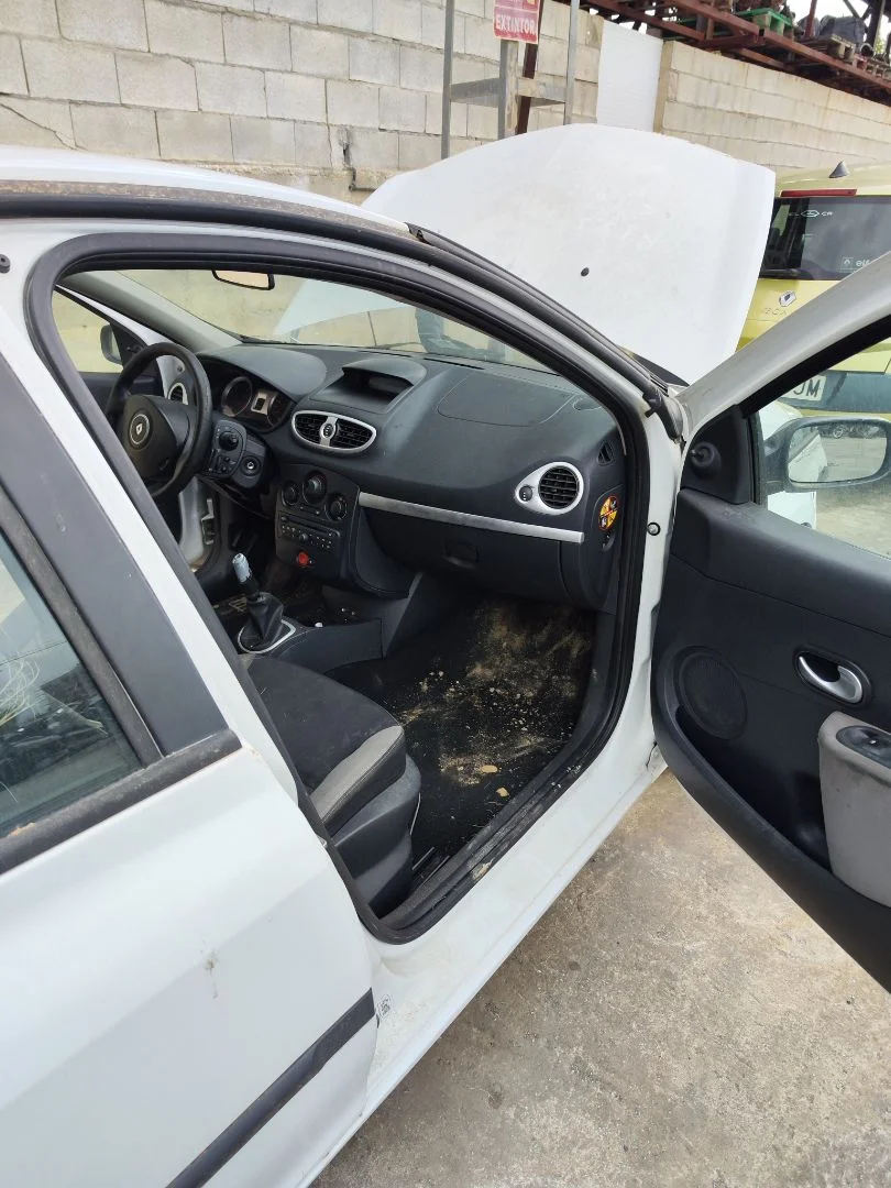 Foto de GOMAS CONTORNO PUERTA RENAULT CLIO III 1.5 dCi Diesel FAP (75 CV / 55 KW)
