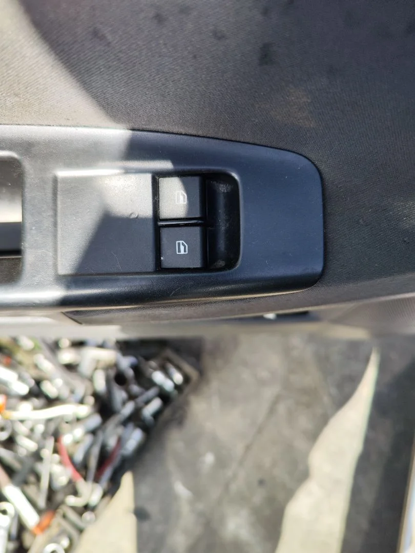 Foto de MANDO ELEVALUNAS DELANTERO IZQUIERDO VOLKSWAGEN POLO IV (9N1) 1.4 16V (75 CV / 55 KW)
