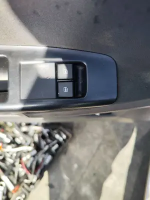 Foto de MANDO ELEVALUNAS DELANTERO IZQUIERDO VOLKSWAGEN POLO IV (9N1) 1.4 16V (75 CV / 55 KW)