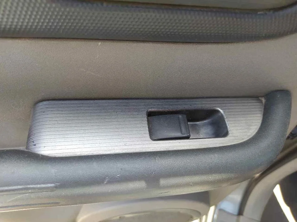 Foto de MANDO ELEVALUNAS TRASERO IZQUIERDO NISSAN X-TRAIL (T30) 2.2 16V Turbodiesel CAT (114 CV / 84 KW) referencia 254110V000
