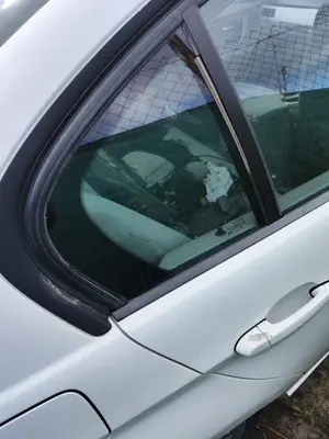 Foto de LUNA CUSTODIA TRASERA DERECHA BMW SERIE 3 BERLINA (E90) 2.0 Turbodiesel CAT (143 CV / 105 KW)