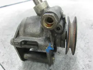 Foto de BOMBA DIRECCION PEUGEOT 205 BERLINA 1.8 Diesel (60 CV / 44 KW) foto 3