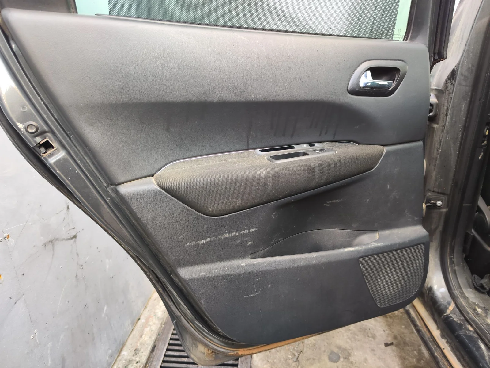 Foto de GUARNECIDO PUERTA TRASERA IZQUIERDA PEUGEOT 5008 1.6 HDi FAP CAT (9HZ / DV6TED4) (109 CV / 80 KW) referencia 9346GJ