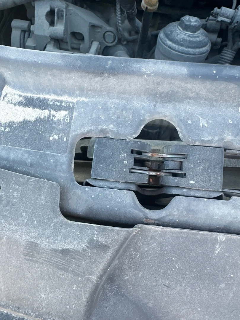 Foto de CERRADURA CAPO SKODA FABIA COMBI (5J5) 1.4 TDI (80 CV / 59 KW) referencia 5J0823509