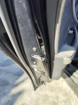 Foto de CERRADURA PUERTA TRASERA IZQUIERDA BMW SERIE 3 BERLINA (E90) 2.0 16V Diesel (163 CV / 120 KW)
