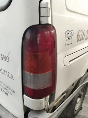 Foto de PILOTO TRASERO DERECHO NISSAN VANETTE CARGO 2.3 Diesel (75 CV / 55 KW)