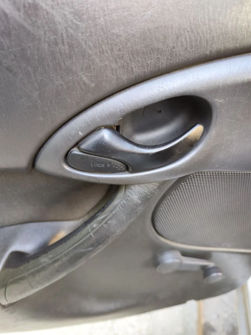 Foto de MANETA INTERIOR TRASERA IZQUIERDA FORD FOCUS FAMILIAR (CAK) 1.8 TDCi Turbodiesel CAT (116 CV / 85 KW)
