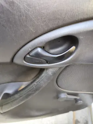 Foto de MANETA INTERIOR TRASERA IZQUIERDA FORD FOCUS FAMILIAR (CAK) 1.8 TDCi Turbodiesel CAT (116 CV / 85 KW)