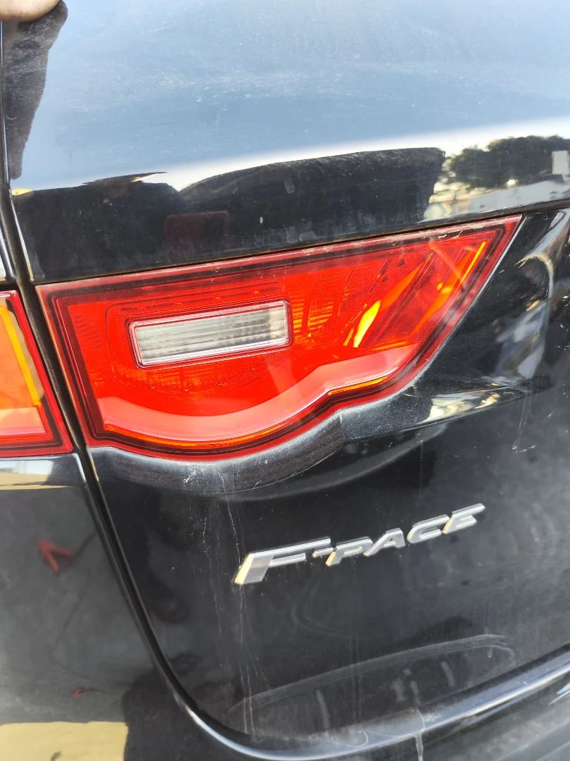 Foto de PILOTO TRASERO IZQUIERDO INTERIOR JAGUAR F-PACE 3.0 V6 Diesel CAT (301 CV / 221 KW) referencia HK8315K273AA