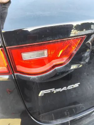 Foto de PILOTO TRASERO IZQUIERDO INTERIOR JAGUAR F-PACE 3.0 V6 Diesel CAT (301 CV / 221 KW) referencia HK8315K273AA