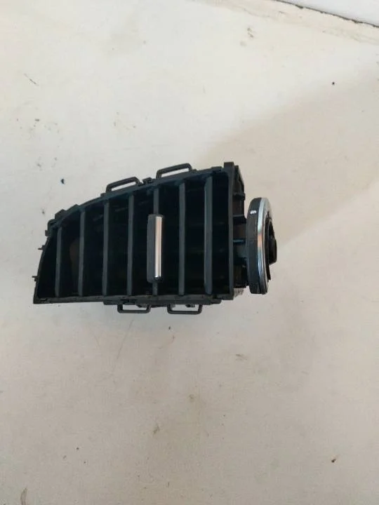 Foto de REJILLA AIREADORA RENAULT MEGANE IV BERLINA 5P referencia 687515655R