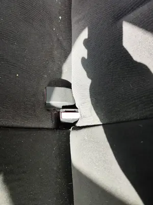 Foto de ENGANCHE CINTURON TRASERO DERECHO CITROEN C4 BERLINA 1.6 16V HDi (90 CV / 66 KW)