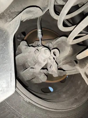 Foto de PINZA DE FRENO TRASERA IZQUIERDA PEUGEOT 207 1.6 HDi FAP CAT (9HZ / DV6TED4) (109 CV / 80 KW) referencia 4400W5 foto 2
