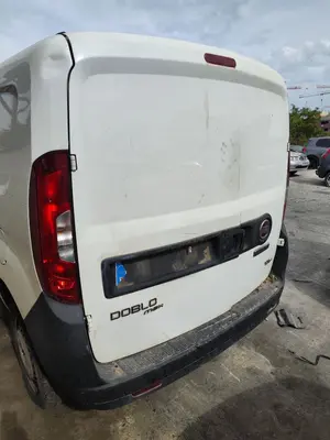 Foto de PORTON TRASERO IZQUIERDO FIAT II DOBLÒ (263) CARGO 1.6 JTDM 16V CAT (105 CV / 77 KW)