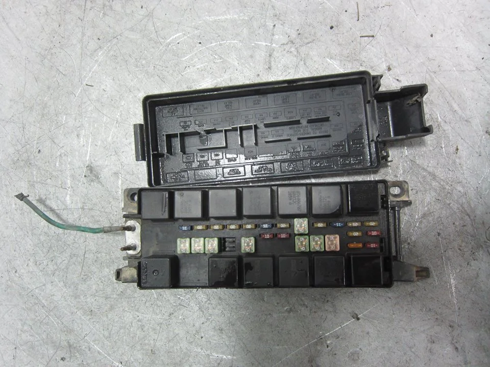 Foto de CAJA RELES / FUSIBLES CHRYSLER VOYAGER (RG) 2.4 CAT (147 CV / 108 KW) referencia 04868093AAA