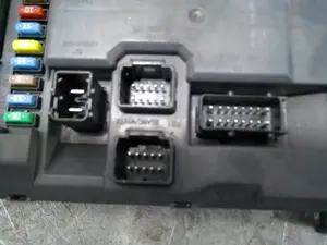 Foto de CAJA RELES / FUSIBLES CITROEN C3 1.4 HDi (68 CV / 50 KW) referencia 9674016980 foto 6