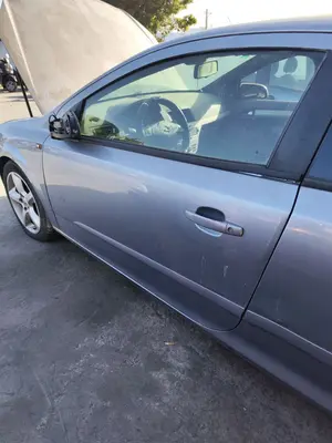 Foto de PUERTA DELANTERA IZQUIERDA OPEL ASTRA H GTC 1.7 16V CDTI (101 CV / 74 KW)