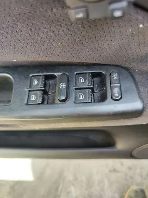 Foto de MANDO ELEVALUNAS DELANTERO IZQUIERDO VOLKSWAGEN PASSAT VARIANT (3B5) 1.9 TDI (110 CV / 81 KW)